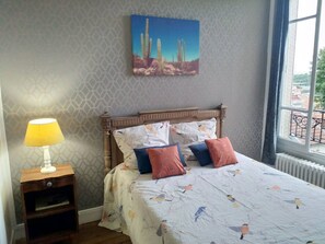 1 chambre, système d’insonorisation, fer et planche à repasser