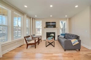 TV, ping pong - Beach Breeze - 5 bedroom 4.5 bath vacation rental located just a block from the beach! (South Haven)