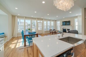 Interior - Beach Breeze - 5 bedroom 4.5 bath vacation rental located just a block from the beach! (South Haven)