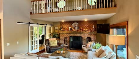 Smart TV, chimenea, reproductor de DVD y futbolito