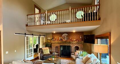 Ultimate Family Retreat:10-Acre, Heated Pool, Hot Tub & More