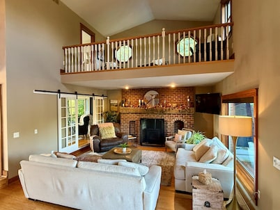Ultimate Family Retreat:10-Acre, Heated Pool, Hot Tub & More