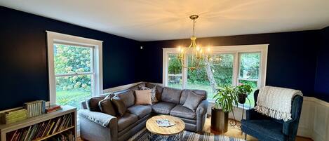 Smart TV, chimenea, reproductor de DVD y futbolito