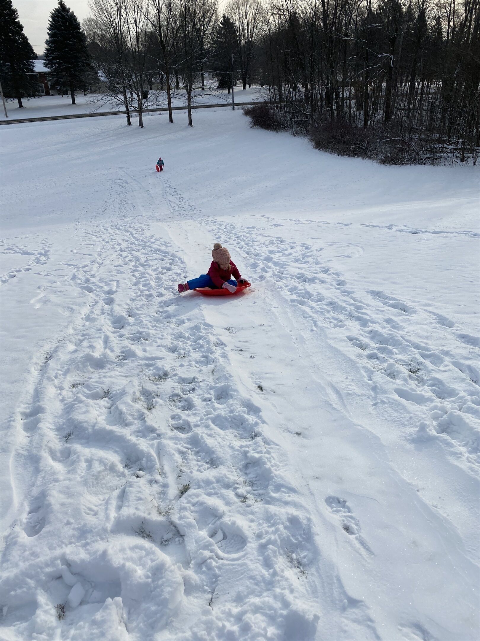 Un espace extérieur enneigé avec une pente pour faire de la luge.