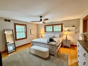 7 habitaciones, escritorio y tabla de planchar con plancha