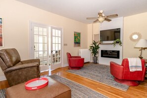 テレビ、暖炉、書庫