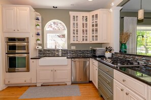 冷蔵庫、電子レンジ、オーブン、コンロ