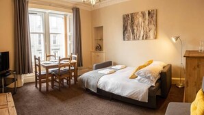 A hotel room with a bed, a desk, and a chair. - ☆ Central, Spacious Apartment Close to University☆ (Dundee)