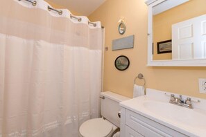 Ensemble douche/baignoire, sèche-cheveux, serviettes fournies