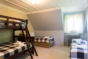 5 bedrooms, desk, WiFi, bed sheets