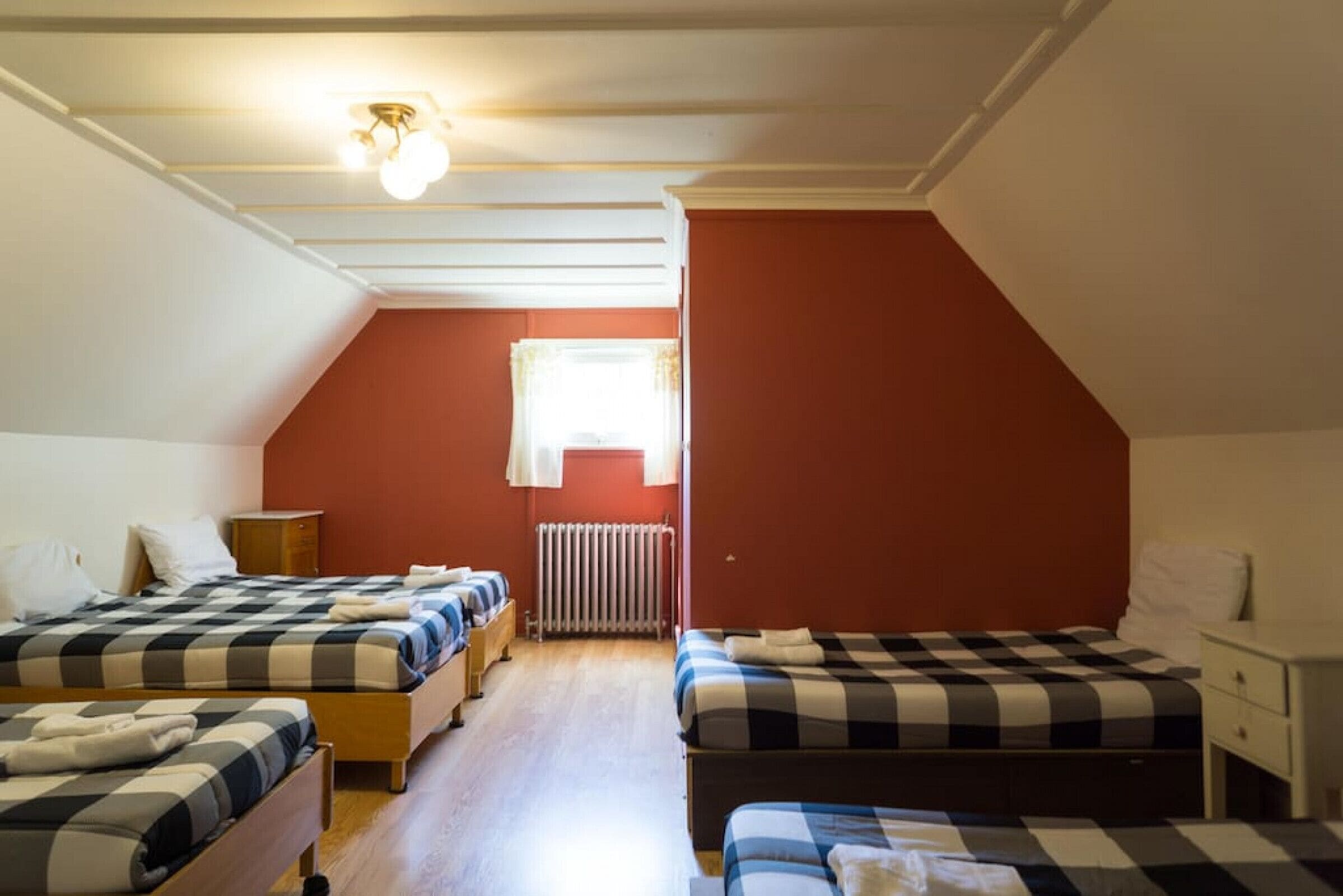 5 bedrooms, desk, WiFi, bed sheets