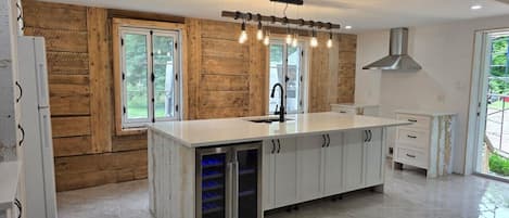 Réfrigérateur, four à micro-ondes, un four, surface de cuisson