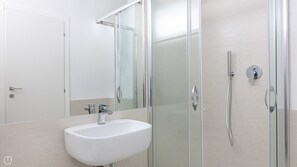 Douche, sèche-cheveux, bidet, serviettes fournies
