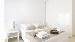 A modern bedroom with a bed, bedside tables, and a wardrobe. - Rivazzurra Homes - 7 (Termoli)