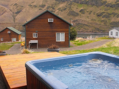 Outdoor spa tub. Enjoy some quality family time at the Snake River Rendezvous!!