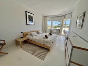 3 slaapkamers, een strijkplank/strijkijzer, gratis wifi, beddengoed