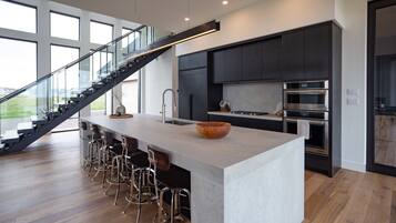 Jääkaappi, mikroaaltouuni, uuni, liesi