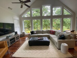 Smart TV, fireplace, DVD player, table tennis