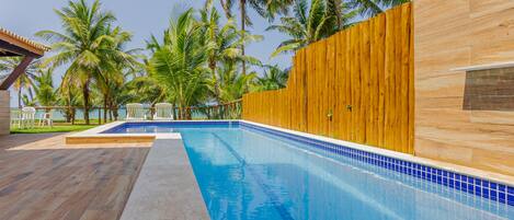 Piscine couverte, chaises longues