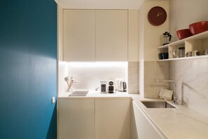 Kühlschrank, Geschirrspüler, Wasserkocher mit Kaffee-/Teezubehör