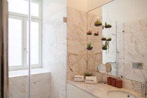 Badewanne, Haartrockner, Handtücher
