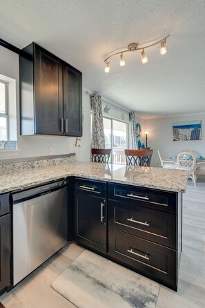 Enjoy cooking in this well-equipped kitchen with an oven and dishwasher.