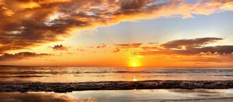 CATCH ME BY THE SEA, SINGLE LEVEL, GREAT LOCATION, CLOSE TO BEACH!