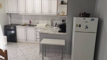 Kühlschrank, Ofen, Herdplatte, Wasserkocher mit Kaffee-/Teezubehör