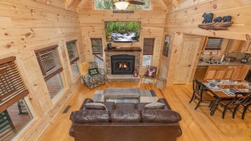 Huisje, Meerdere bedden, open haard | Woonruimte | Een 50-inch flatscreentelevisie met digitale zenders en televisie