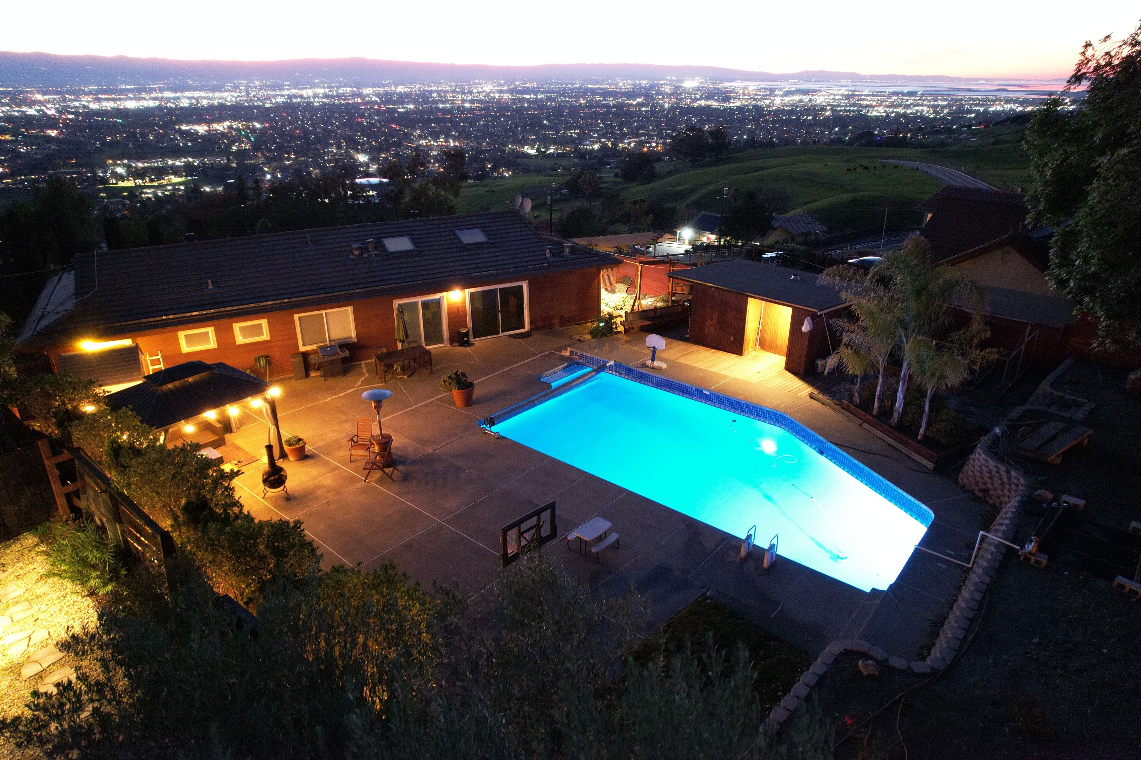 Panorama of Silicon Valley, minutes from everything, large private yard and pool