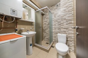 Dusche, Haartrockner, Seife, Toilettenpapier