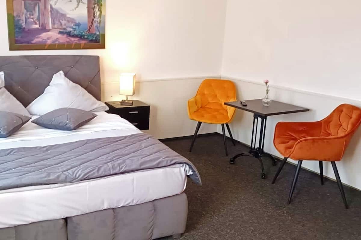 Biancheria da letto ipoallergenica, una scrivania, postazione laptop