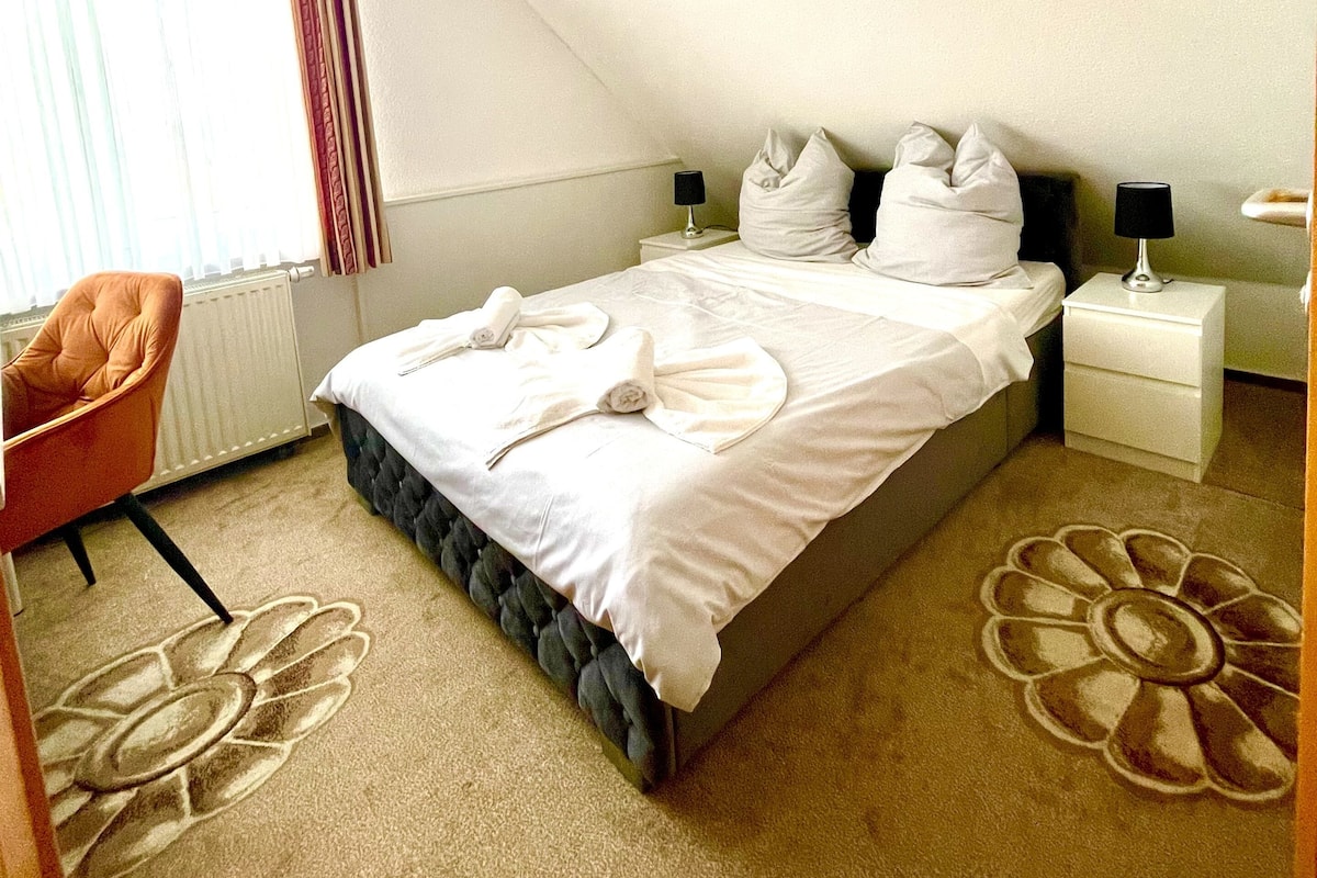 Doppia Economy | Biancheria da letto ipoallergenica, una scrivania, postazione laptop