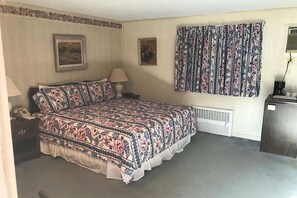 Een kluis op de kamer, individueel gemeubileerd, een bureau