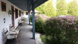 Terrace/patio - The Chalet Motel (Manchester Center)
