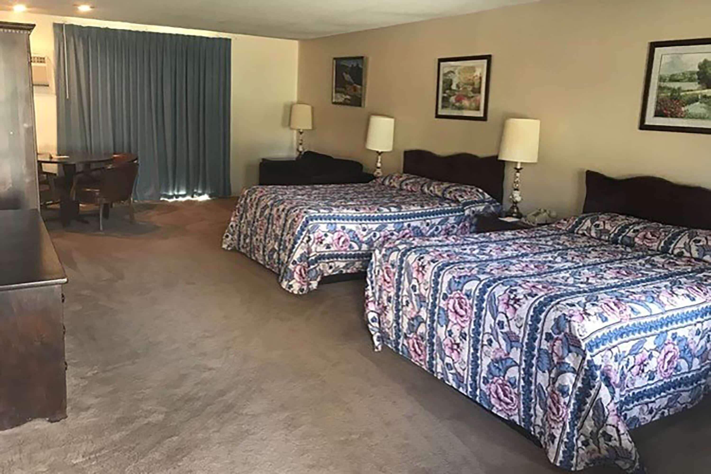 客房內保險箱、布置獨特、書桌、筆電工作空間