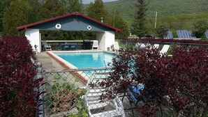 Seasonal outdoor pool, pool umbrellas, sun loungers - The Chalet Motel (Manchester Center)