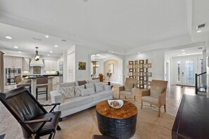 Maison en rangée luxueuse | Salle de séjour | Téléviseur à écran plat de 50 po avec télévision par câble, téléviseur