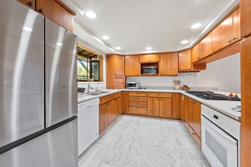 Spacious Townhome, Patio, BBQ, Private balconies, Large kitchen