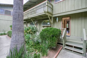 Exterior detail - Spacious Townhome, Patio, BBQ, Private balconies, Large kitchen (Avalon)