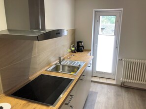 Kühlschrank, Mikrowelle, Ofen, Herdplatte