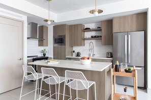 Fridge, microwave, oven, stovetop - Mint House Miami - Downtown (Miami)