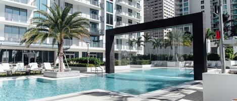 Una piscina al aire libre