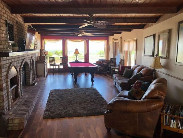 TV, fireplace