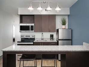 Full-sized fridge, microwave, oven, stovetop