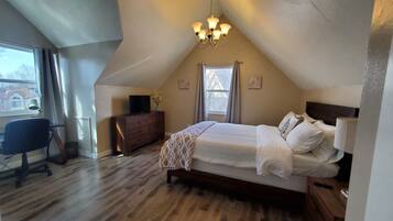 4 sovrum, vÀrdeförvaringsskÄp pÄ rummet och skrivbord