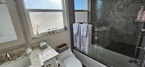 Ensemble douche/baignoire, sèche-cheveux, serviettes fournies, savon