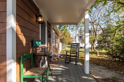 303 Massachusetts - Adorable one bedroom cottage close to the beach!