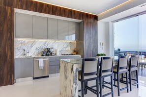 Een koelkast, een magnetron, een oven, een kookplaat