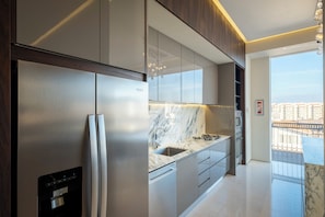 Refrigerador, microondas, horno y parrilla de estufa